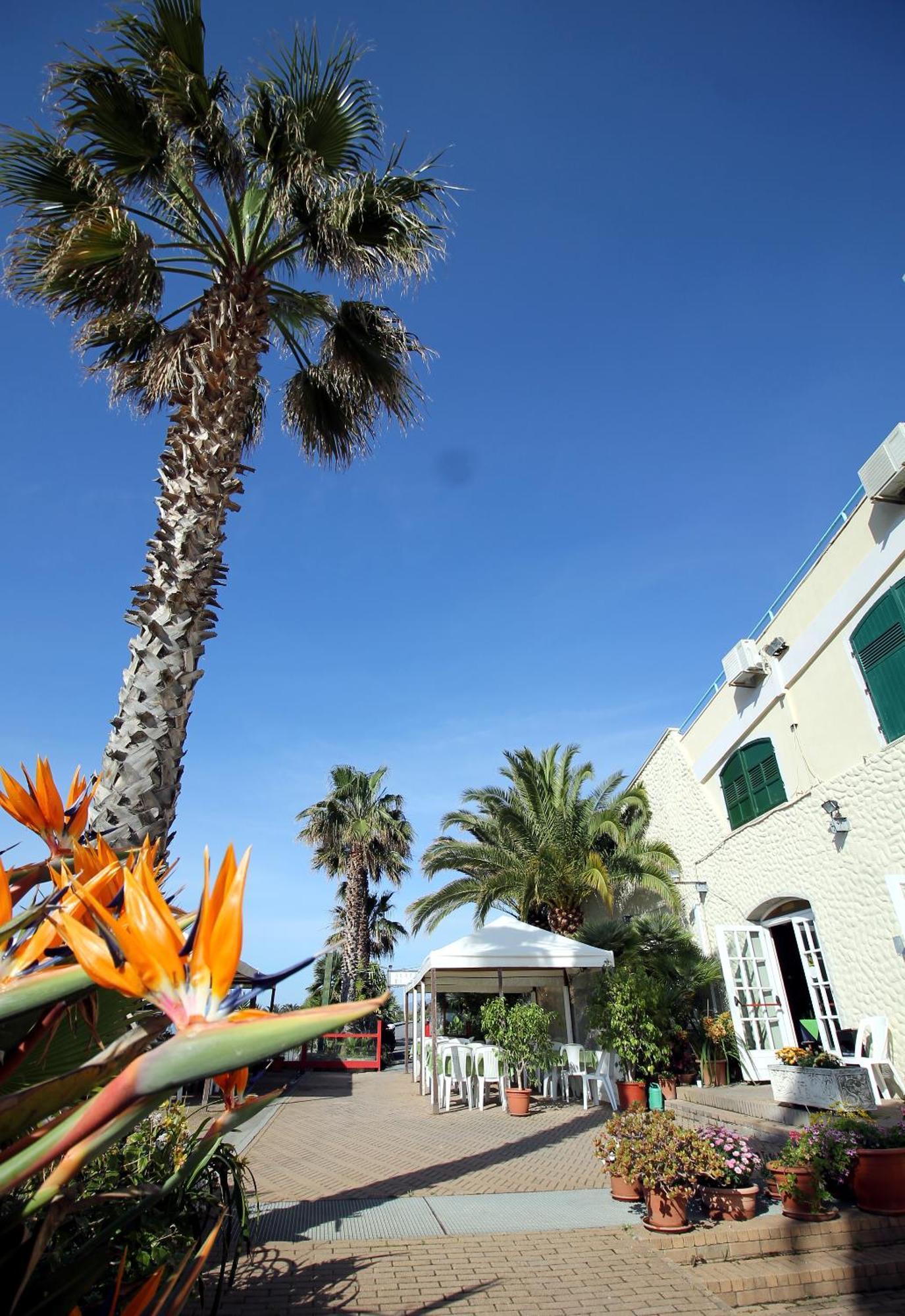 Albergo Ristorante Lucciola Santo Stefano al Mare Buitenkant foto