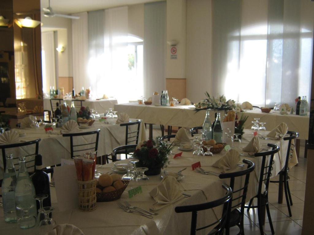 Albergo Ristorante Lucciola Santo Stefano al Mare Buitenkant foto
