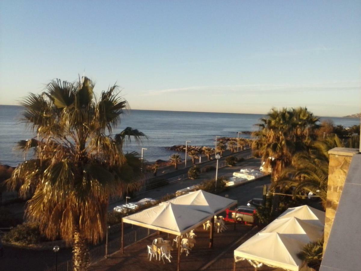 Albergo Ristorante Lucciola Santo Stefano al Mare Buitenkant foto